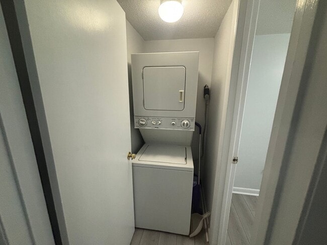 Building Photo - Charming 3 Bedroom 1.5 Bathroom Newport Ne...