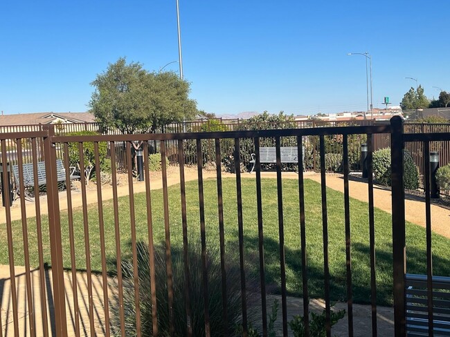 Building Photo - Beautiful 3 Bedroom Townhome in the Southw...