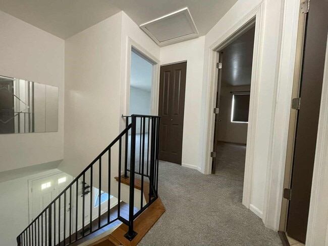 Building Photo - 211 E Oneida Ave