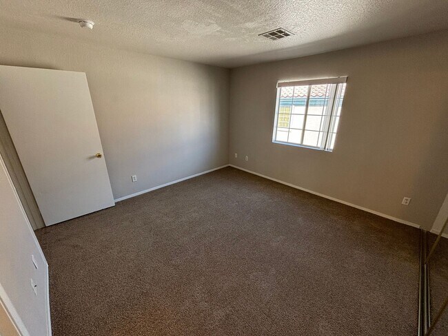 Building Photo - Beautiful 2BED/2BATH Condo near The Lakes