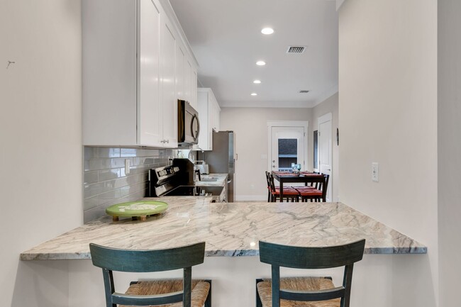 Building Photo - Charming Caribbean Cottage - Downtown Brad...