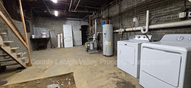 Building Photo - 1037 E 4th St