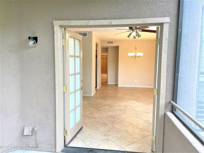 Building Photo - 6655 N Canyon Crest Dr