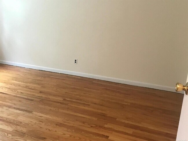 Building Photo - 206-18 45th Rd