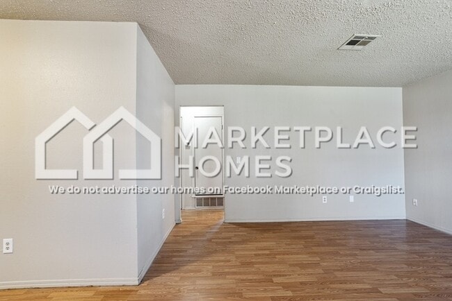 Building Photo - 404 E Texas Dr