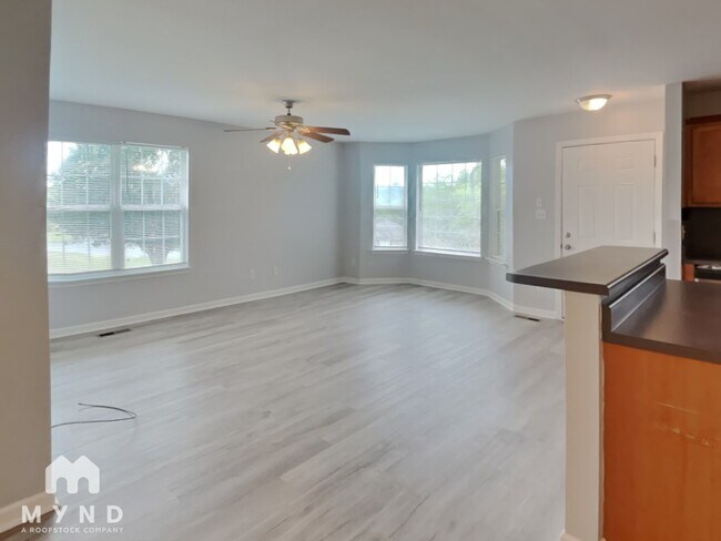Building Photo - 215 Sunrise Dr