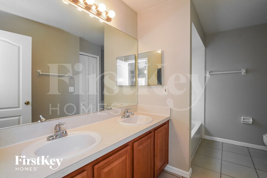 Building Photo - 10934 Crescent Ridge Loop