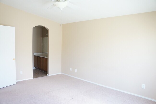 Building Photo - WONDERFUL 2 BEDROOM TOWNHOUSE IN GATED COM...