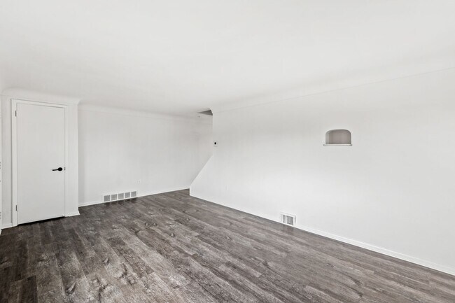 Building Photo - READY FOR MOVE IN!! Don't miss this UPDATED 3-bedroom in Braddock Hills!
