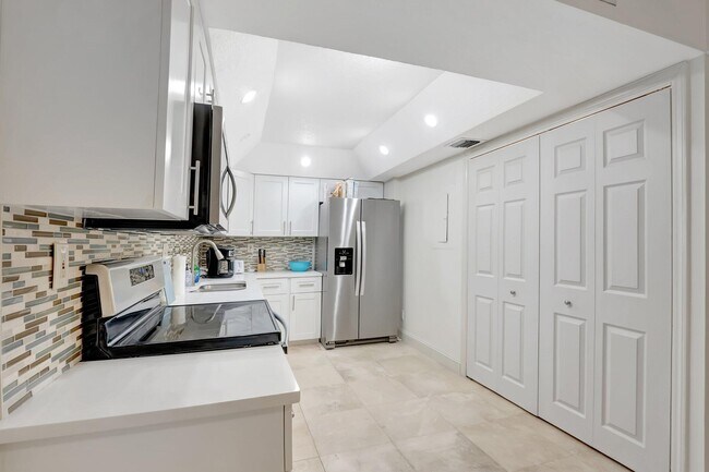 Building Photo - 7370 Orangewood Ln