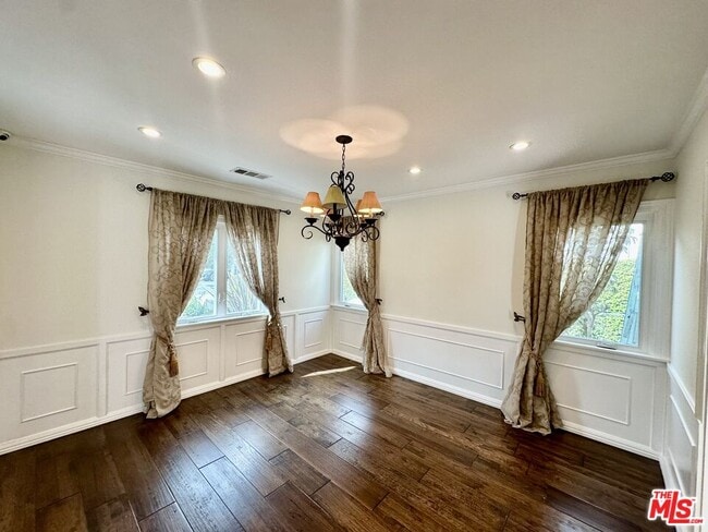 Building Photo - 128 S Swall Dr