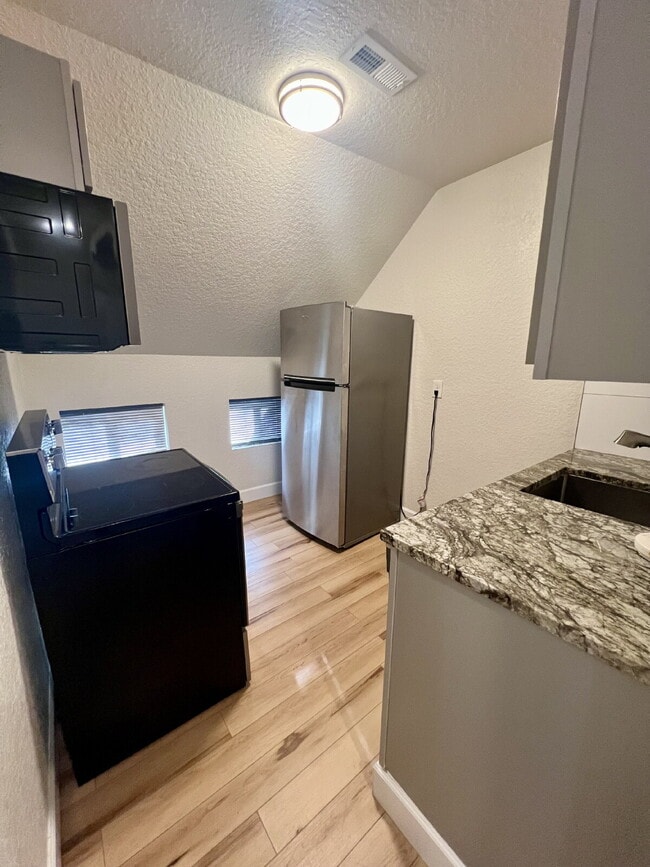 Building Photo - Updated One Bedroom Ready!