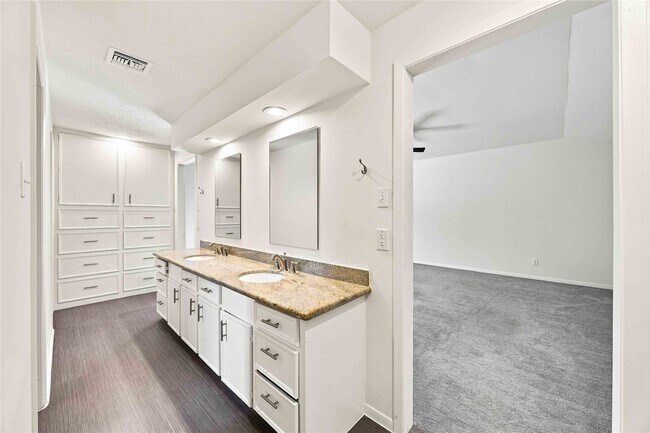 Building Photo - 6215 Queensloch Dr