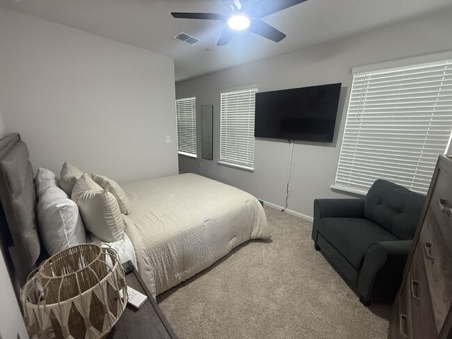 Building Photo - Modern 2-Bedroom Townhome with Garage Parking in the Heart of Jacksonville - Stylish Townhome – 1...