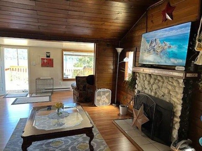 Building Photo - Water View Cabin in Iilahee - Fully Furnished