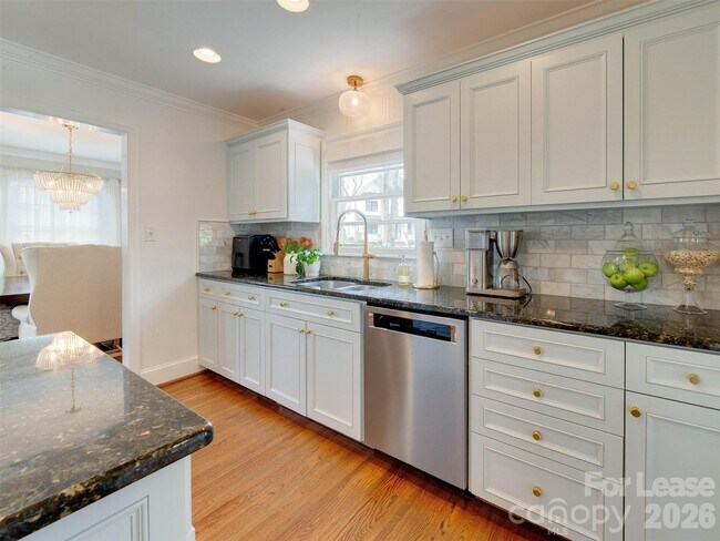 Building Photo - 3221 Sunset Dr