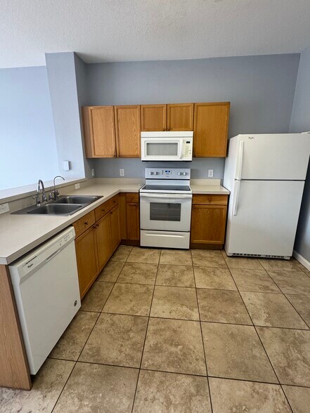 Building Photo - 2368 Silver Palm Dr