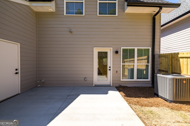 Building Photo - 119 Chateau Dr SE