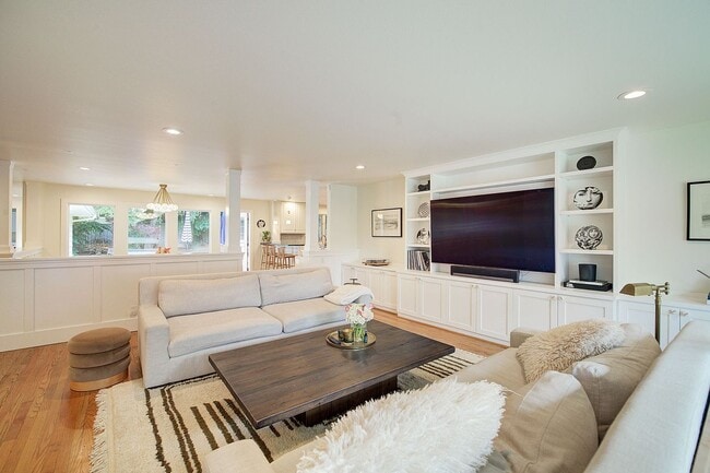 Building Photo - 5bd/2.75ba Mercer Island Home