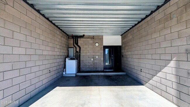 Building Photo - 525 E Willetta St