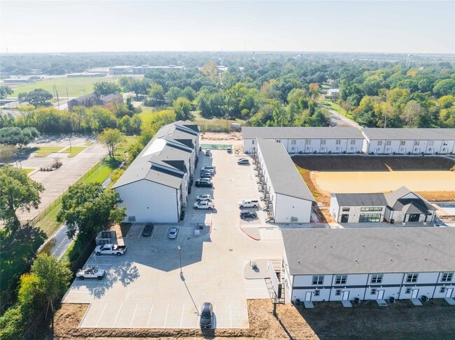 Building Photo - 2101 Reinke Rd