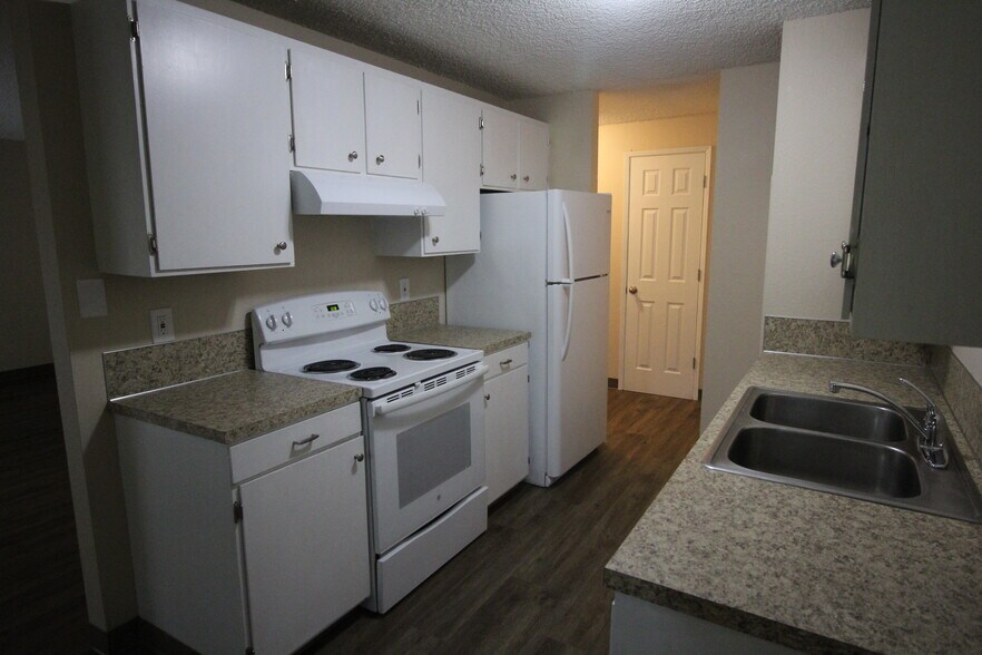 Building Photo - 414 E 9th St