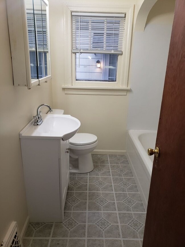 Building Photo - 2 Bedroom near McMillen Park