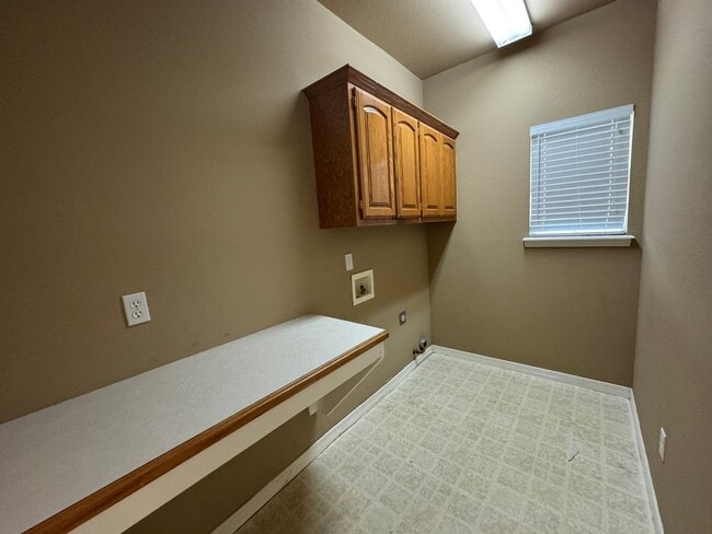 Building Photo - BIXBY - 4 Bedroom, 2.5 baths, 2 car garage - BIXBY