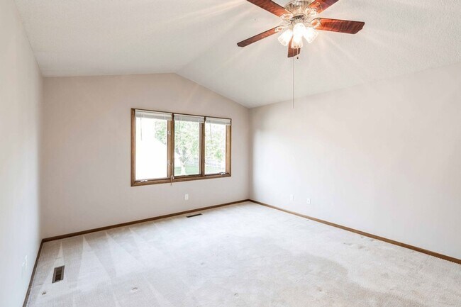 Building Photo - PRIVATE BACKYARD!! 4 Bedroom, 2.5 Bath Home in Urbandale