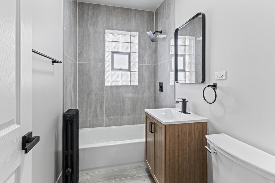 Building Photo - 7379 N Damen Ave