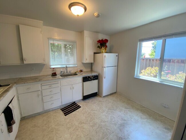 Building Photo - 3158 Moorpark Ave