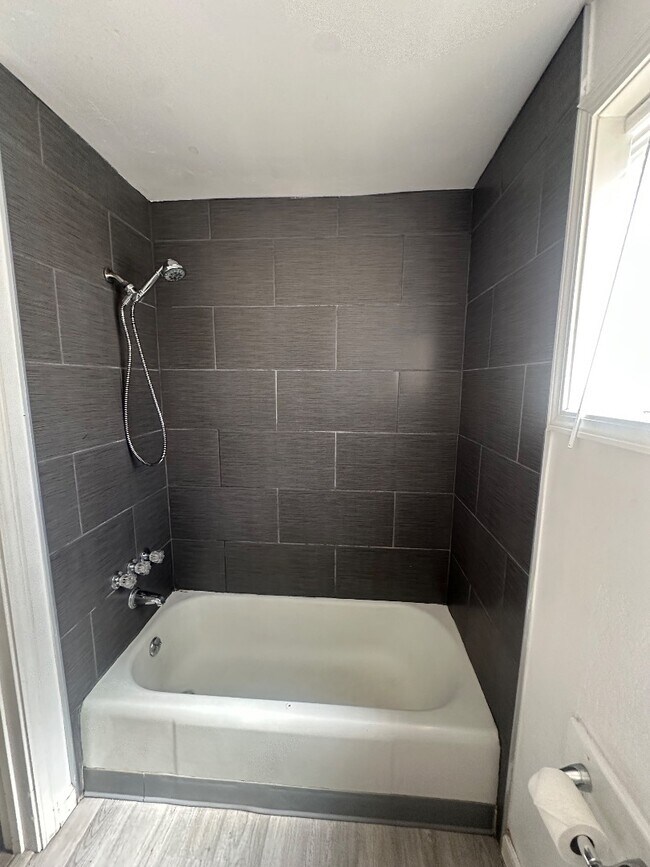 Building Photo - 590 Denslowe Dr