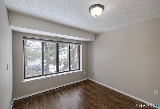 Building Photo - 25 Stanley St