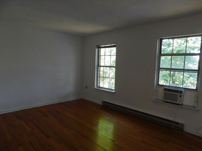 Building Photo - End unit townhouse on the east side of Winchester