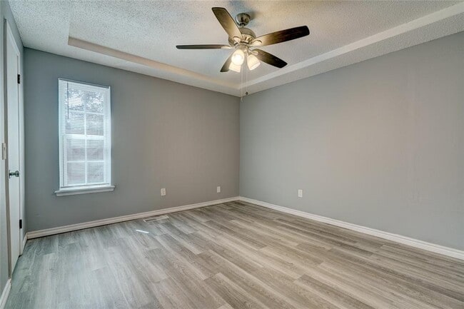 Building Photo - 9913 S Klein Ave