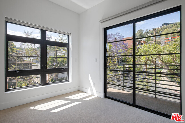 Building Photo - 8788 Shoreham Dr