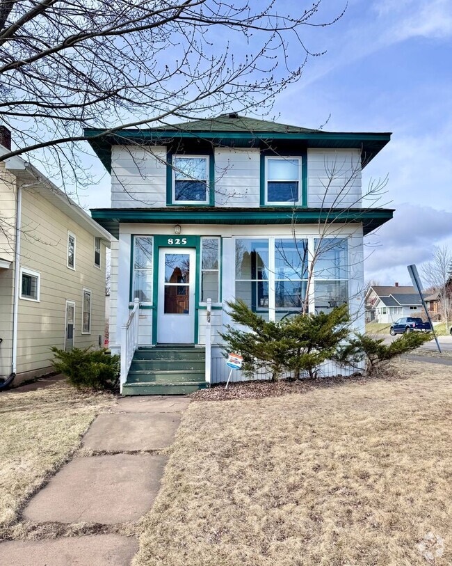 Building Photo - AVAILABLE NOW! - Gorgeous 3 Bedroom 1 Bath...