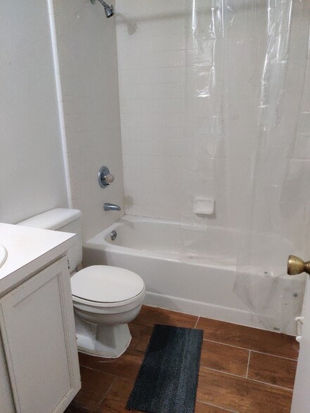 Building Photo - 1371 Melshire Ave