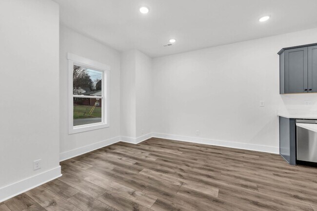 Building Photo - FANTASTIC 3 Bedroom 2 1/2 Bath Condo For Rent Near Downtown!