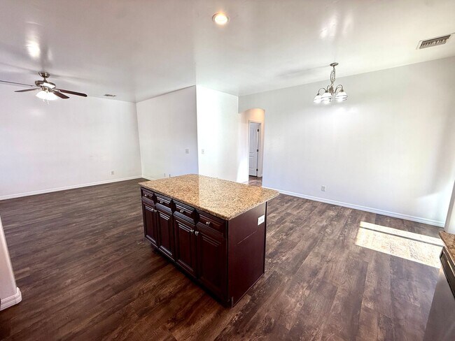 Building Photo - Great 3 Bedroom, 2 Bathroom Home Centrally Located- Available Now!