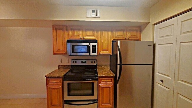 Building Photo - 01 + Den water included - Frist Floor unit...