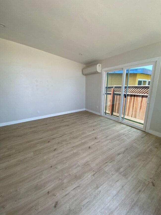 Building Photo - Renovated Beach house just a few blocks fr...