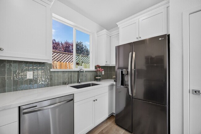 Building Photo - Charming 3-Bed, 2-Bath Home in Sacramento