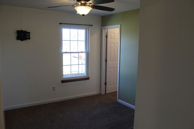 Building Photo - Beautiful 4 BR w/fenced yard in Brownsburg!