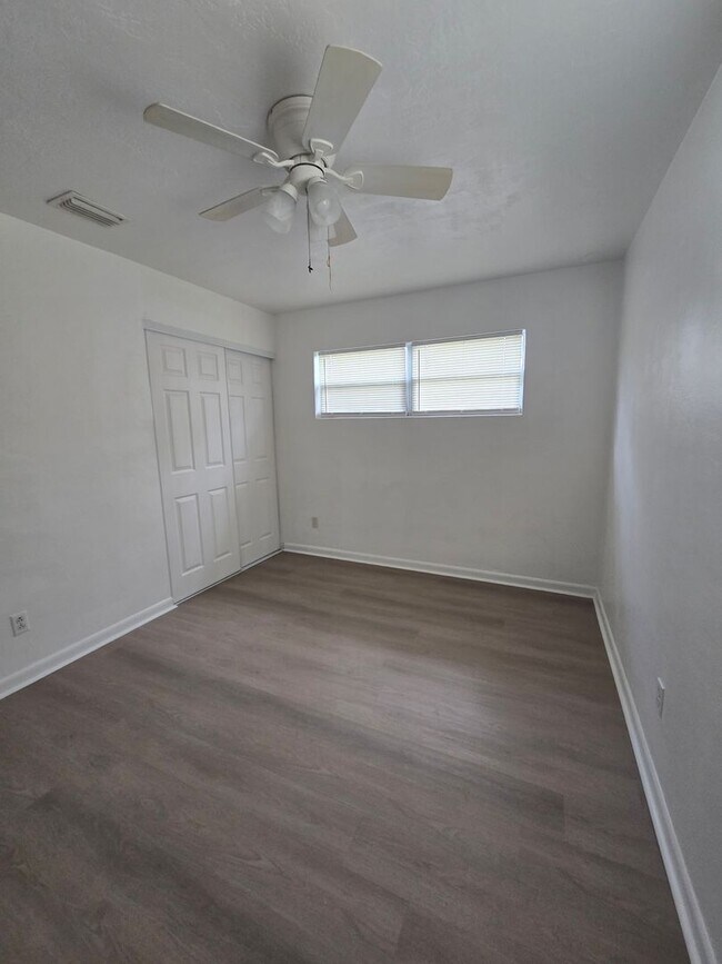 Building Photo - 1905 E Linda St