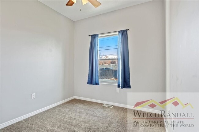 Building Photo - Beautiful Townhome in Sunset