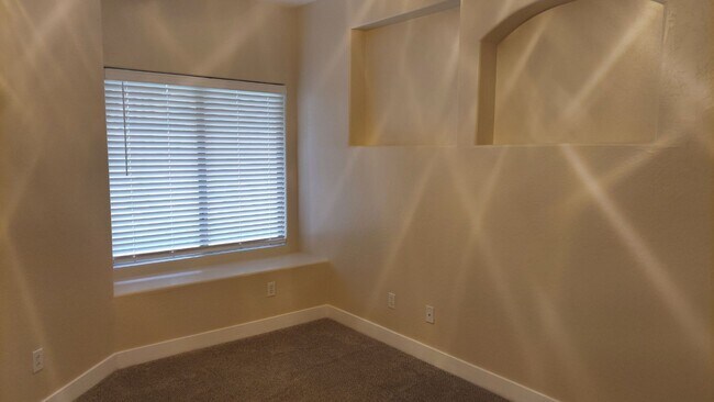 Building Photo - GORGEOUS HOME IN AVONDALE!!