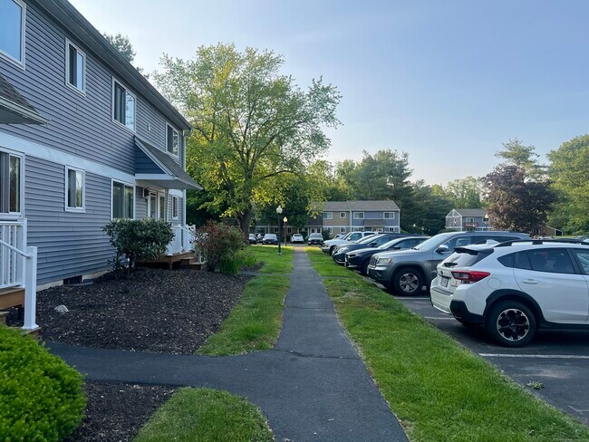 Building Photo - 6 Rose Ln