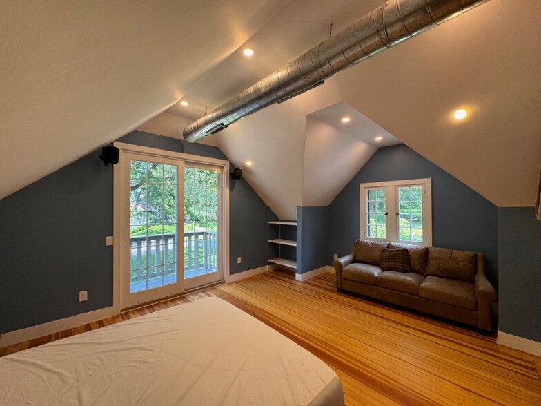 Building Photo - 708 Rock Beach Rd