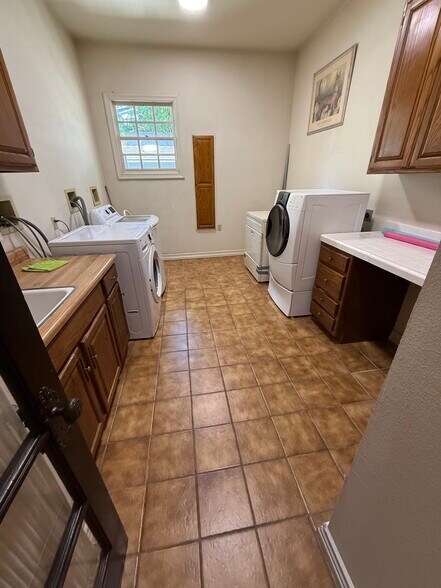 Building Photo - 533 E Sierra Madre Ave